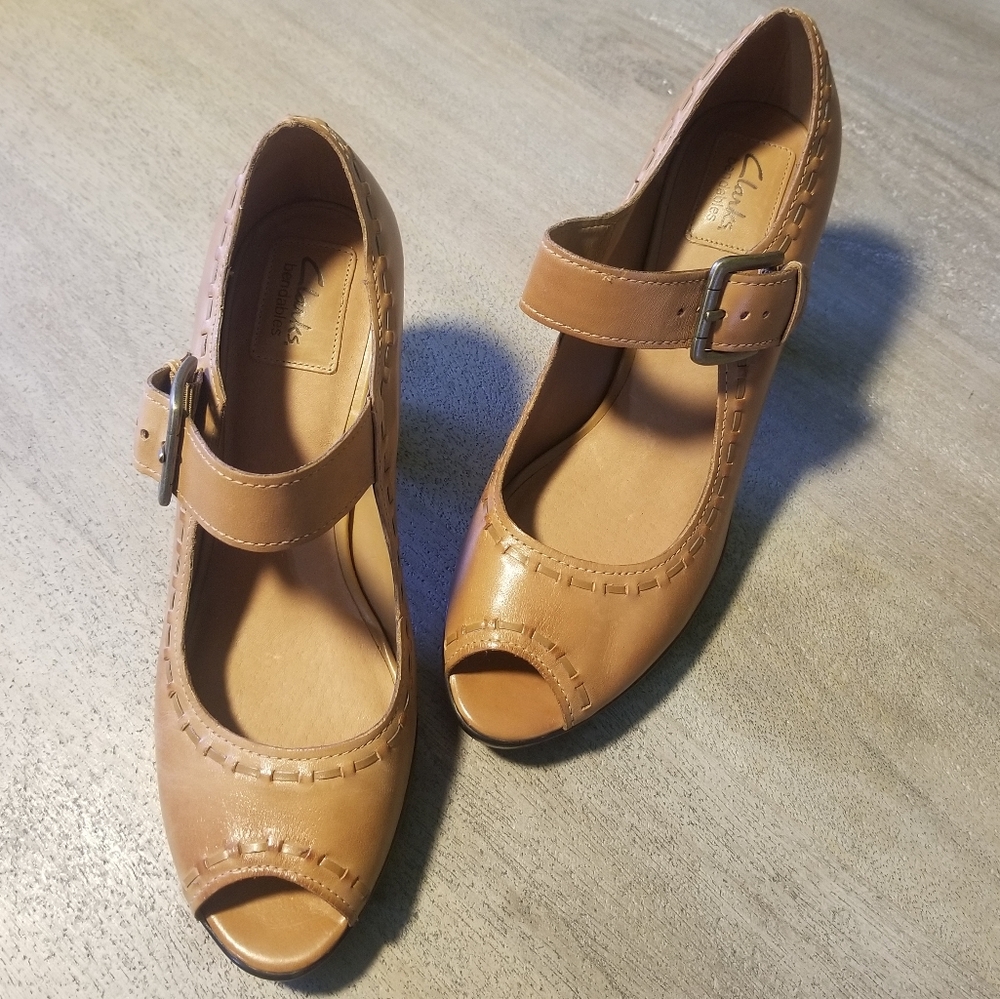 Camel Colored Clark's Bendables 10